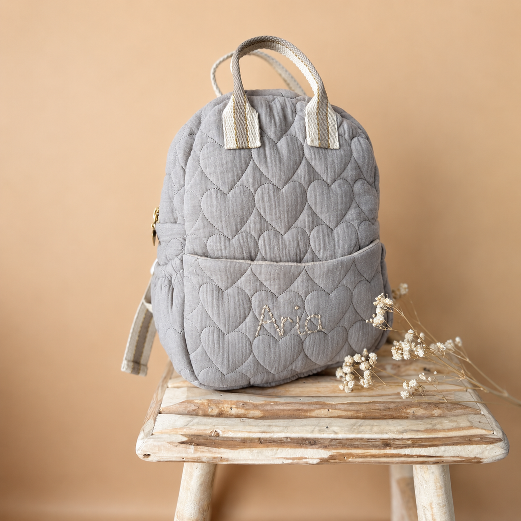 Sac à dos maternelle prénom personnalisé – Coeur matelassé grège