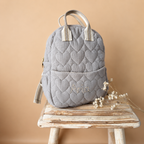 Sac à dos maternelle prénom personnalisé – Coeur matelassé grège