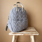 Sac à dos maternelle prénom personnalisé – Coeur matelassé grège