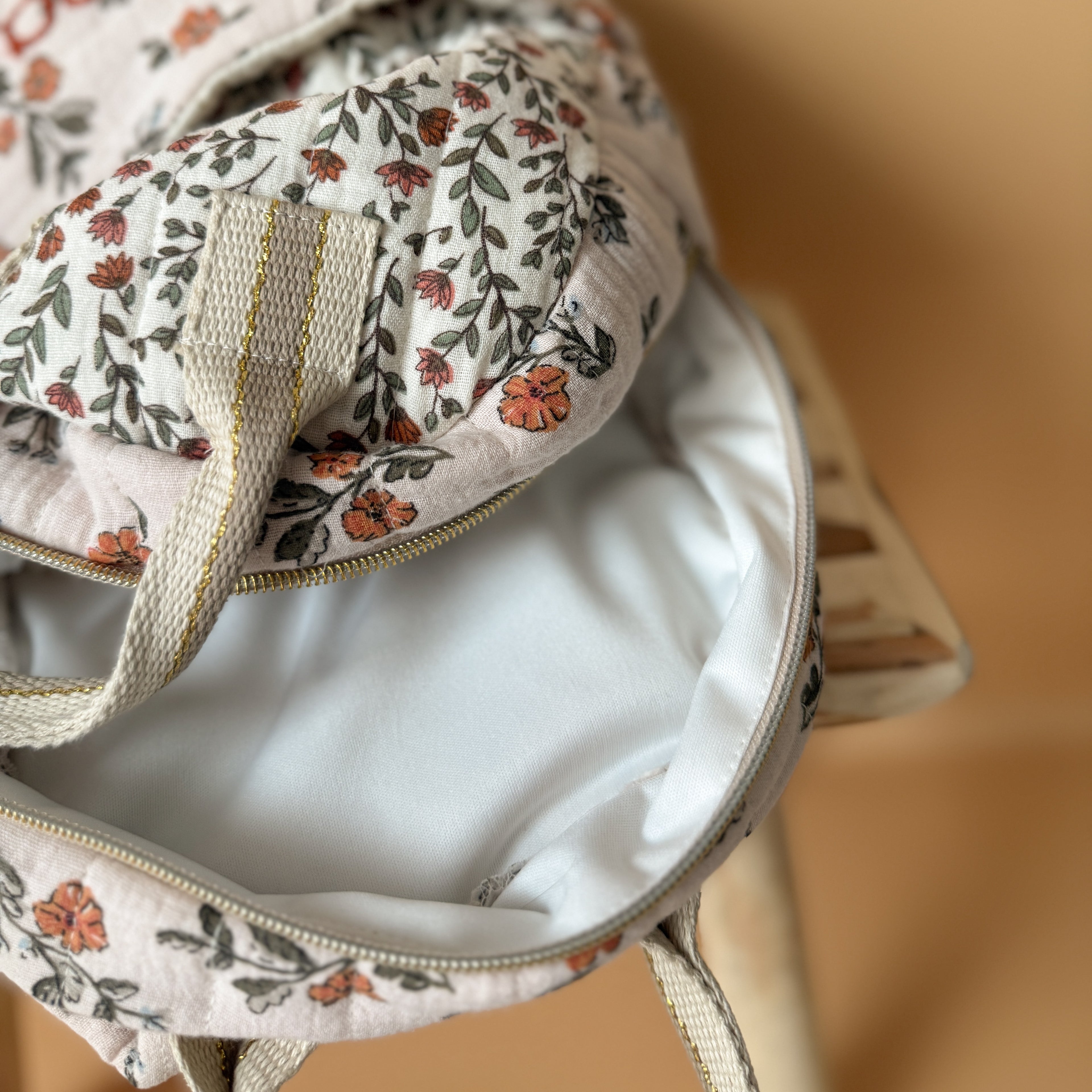 Sac à dos maternelle prénom personnalisé – Matelassé motif Fleuri