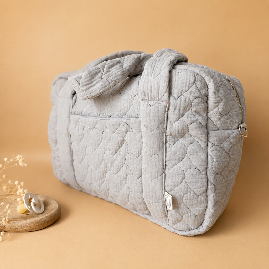 Sac à langer personnalisé – Coeurs matelassés grège
