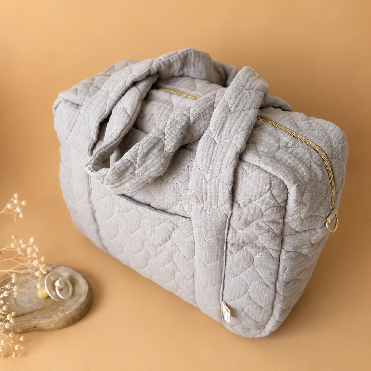 Sac à langer personnalisé – Coeurs matelassés grège