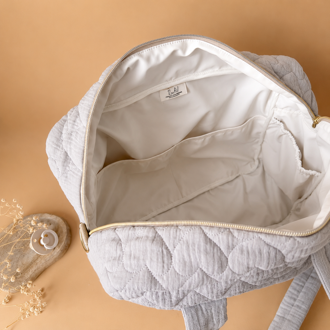 Sac à langer personnalisé – Coeurs matelassés grège