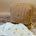 La trousse de toilette pour bébé est une pièce personnalisée et pratique, conçue avec soin pour répondre aux besoins des parents et de leur nouveau-né. Vous serez conquis par son grand format. La conception de la trousse permet aux produits de bébé de tenir debout à l'intérieur, ce qui facilite l'organisation et l'accès aux produits essentiels. Liniment, couches, lait de toilette, cotons, autant de produits pour un si petit bout de chou, que vous aurez besoin d'une grande trousse de toilette spacieuse. Fabr