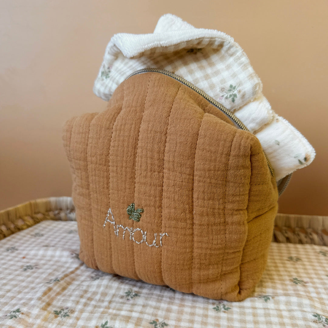 La trousse de toilette pour bébé est une pièce personnalisée et pratique, conçue avec soin pour répondre aux besoins des parents et de leur nouveau-né. Vous serez conquis par son grand format. La conception de la trousse permet aux produits de bébé de tenir debout à l'intérieur, ce qui facilite l'organisation et l'accès aux produits essentiels. Liniment, couches, lait de toilette, cotons, autant de produits pour un si petit bout de chou, que vous aurez besoin d'une grande trousse de toilette spacieuse. Fabr