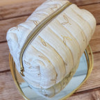 La trousse de toilette pour bébé est une pièce personnalisée et pratique, conçue avec soin pour répondre aux besoins des parents et de leur nouveau-né. Vous serez conquis par son grand format. La conception de la trousse permet aux produits de bébé de tenir debout à l'intérieur, ce qui facilite l'organisation et l'accès aux produits essentiels. Liniment, couches, lait de toilette, cotons, autant de produits pour un si petit bout de chou, que vous aurez besoin d'une grande trousse de toilette spacieuse. Fabr
