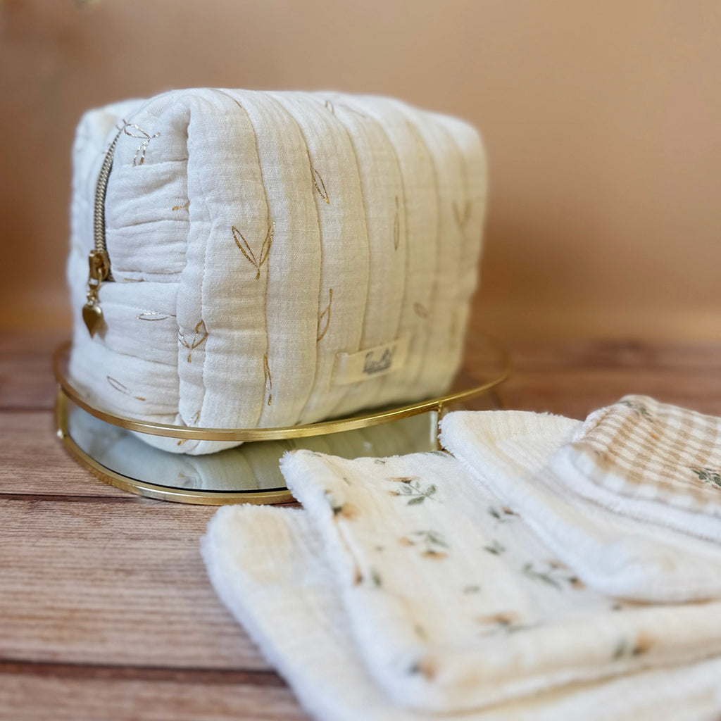 La trousse de toilette pour bébé est une pièce personnalisée et pratique, conçue avec soin pour répondre aux besoins des parents et de leur nouveau-né. Vous serez conquis par son grand format. La conception de la trousse permet aux produits de bébé de tenir debout à l'intérieur, ce qui facilite l'organisation et l'accès aux produits essentiels. Liniment, couches, lait de toilette, cotons, autant de produits pour un si petit bout de chou, que vous aurez besoin d'une grande trousse de toilette spacieuse. Fabr