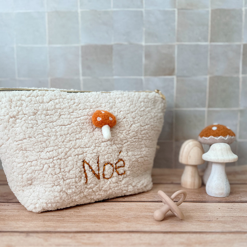 La trousse de toilette pour bébé est une pièce personnalisée et pratique, conçue avec soin pour répondre aux besoins des parents et de leur nouveau-né. Vous serez conquis par son grand format. La conception de la trousse permet aux produits de bébé de tenir debout à l'intérieur, ce qui facilite l'organisation et l'accès aux produits essentiels. Liniment, couches, lait de toilette, cotons, autant de produits pour un si petit bout de chou, que vous aurez besoin d'une grande trousse de toilette spacieuse. Fabr