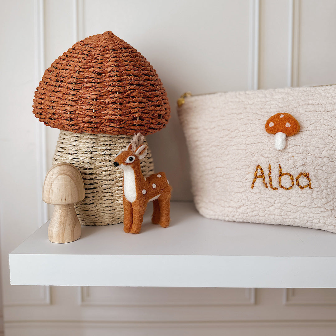 La trousse de toilette pour bébé est une pièce personnalisée et pratique, conçue avec soin pour répondre aux besoins des parents et de leur nouveau-né. Vous serez conquis par son grand format. La conception de la trousse permet aux produits de bébé de tenir debout à l'intérieur, ce qui facilite l'organisation et l'accès aux produits essentiels. Liniment, couches, lait de toilette, cotons, autant de produits pour un si petit bout de chou, que vous aurez besoin d'une grande trousse de toilette spacieuse. Fabr