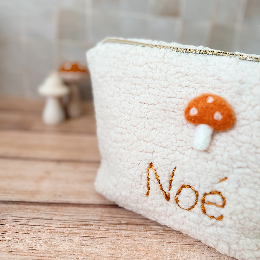 La trousse de toilette pour bébé est une pièce personnalisée et pratique, conçue avec soin pour répondre aux besoins des parents et de leur nouveau-né. Vous serez conquis par son grand format. La conception de la trousse permet aux produits de bébé de tenir debout à l'intérieur, ce qui facilite l'organisation et l'accès aux produits essentiels. Liniment, couches, lait de toilette, cotons, autant de produits pour un si petit bout de chou, que vous aurez besoin d'une grande trousse de toilette spacieuse. Fabr