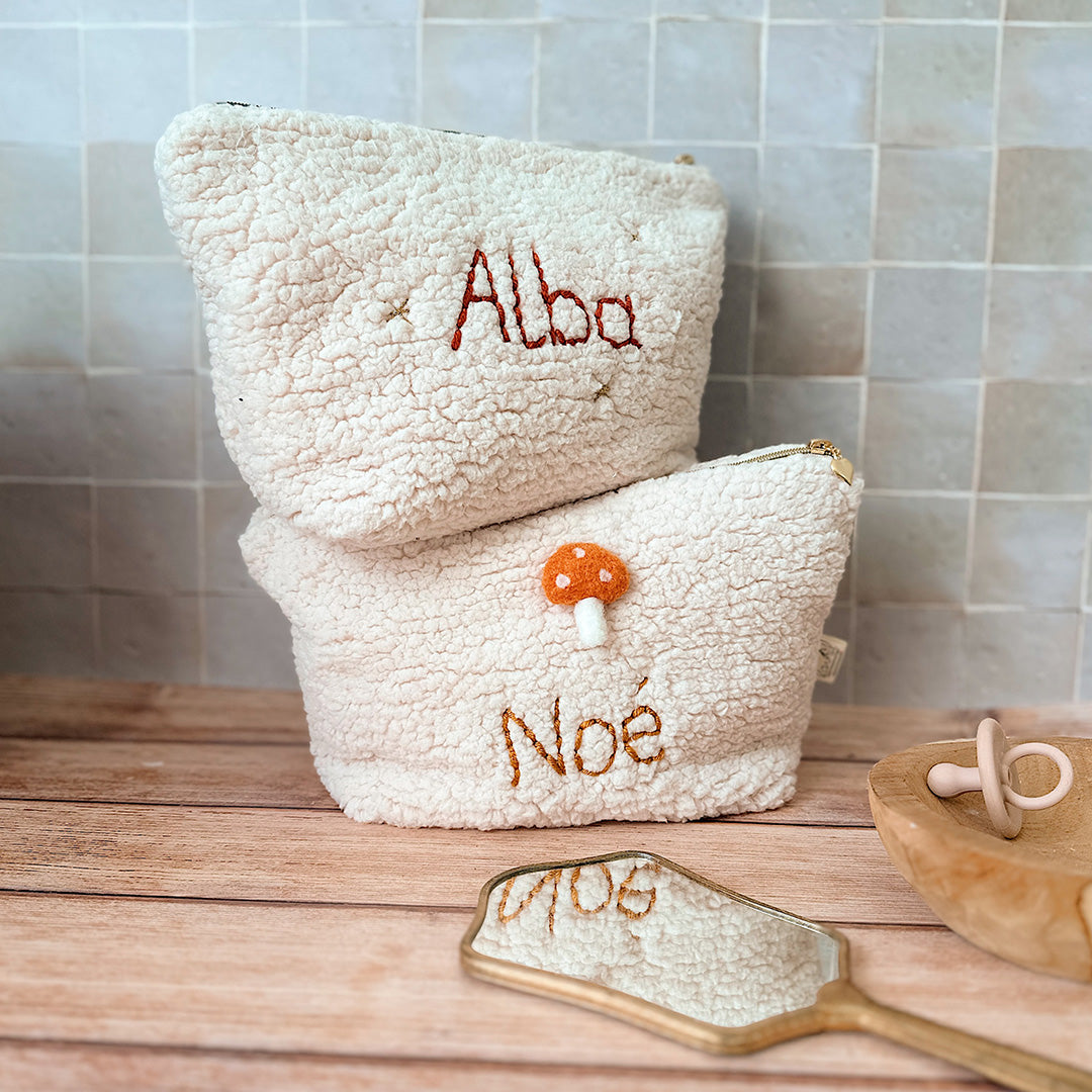 La trousse de toilette pour bébé est une pièce personnalisée et pratique, conçue avec soin pour répondre aux besoins des parents et de leur nouveau-né. Vous serez conquis par son grand format. La conception de la trousse permet aux produits de bébé de tenir debout à l'intérieur, ce qui facilite l'organisation et l'accès aux produits essentiels. Liniment, couches, lait de toilette, cotons, autant de produits pour un si petit bout de chou, que vous aurez besoin d'une grande trousse de toilette spacieuse. Fabr