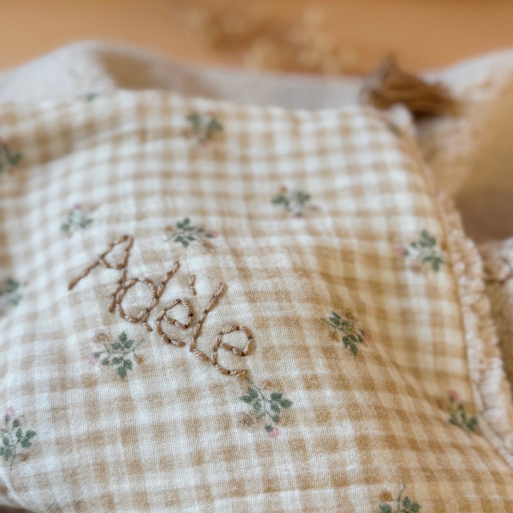 La couverture est une des pièces indispensable du trousseau de bébé. Parfaite en cadeau de naissance ou à s’offrir soit même, cette couverture demie saison est parfaite pour accompagner bébé tout au long de l'année, Cette grande couverture pourra également être utilisée en descente de lit quand bébé sera plus grand. Cette couverture est idéale pour bien réchauffer les bébés en demie saison grâce à sa fausse fourrure type sherpa mouton beige , et sa doublure en gaze de coton hypoallergénique au magnifique mo