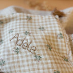 La couverture est une des pièces indispensable du trousseau de bébé. Parfaite en cadeau de naissance ou à s’offrir soit même, cette couverture demie saison est parfaite pour accompagner bébé tout au long de l'année, Cette grande couverture pourra également être utilisée en descente de lit quand bébé sera plus grand. Cette couverture est idéale pour bien réchauffer les bébés en demie saison grâce à sa fausse fourrure type sherpa mouton beige , et sa doublure en gaze de coton hypoallergénique au magnifique mo