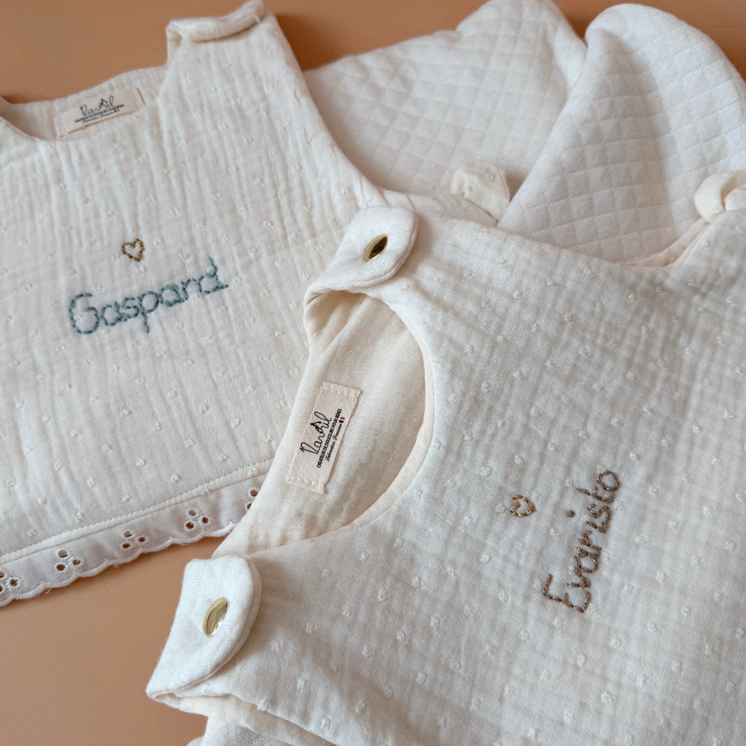 Gigoteuse demie-saison en maille matelassée et gaze plumetis écru