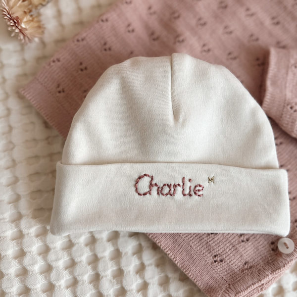 Immortaliser les premiers jours de vie de bébé avec ce joli petit bonnet personnalisé. Il est en 100% jersey de coton biologique écru. Il sera réchauffer bébé. Idéale pour annoncer le prénom de bébé à la naissance ! Le saviez-vous? Toutes les extrémités du corps de bébé sont les plus vulnérables au froid , pieds, mains, oreilles ... Même en plein été il est important de bien couvrir bébé dès la naissance, n'oublions pas qu'il sort d'un bain de 37° C depuis 9 mois !
