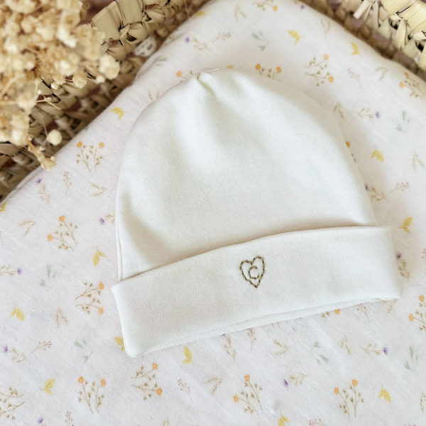 Immortaliser les premiers jours de vie de bébé avec ce joli petit bonnet personnalisé. Il est en 100% jersey de coton biologique écru. Il sera réchauffer bébé. Idéale pour annoncer le prénom de bébé à la naissance ! Le saviez-vous? Toutes les extrémités du corps de bébé sont les plus vulnérables au froid , pieds, mains, oreilles ... Même en plein été il est important de bien couvrir bébé dès la naissance, n'oublions pas qu'il sort d'un bain de 37° C depuis 9 mois !