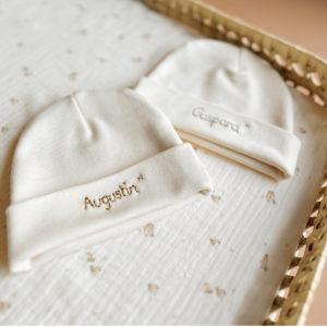 Immortaliser les premiers jours de vie de bébé avec ce joli petit bonnet personnalisé. Il est en 100% jersey de coton biologique écru. Il sera réchauffer bébé. Idéale pour annoncer le prénom de bébé à la naissance ! Le saviez-vous? Toutes les extrémités du corps de bébé sont les plus vulnérables au froid , pieds, mains, oreilles ... Même en plein été il est important de bien couvrir bébé dès la naissance, n'oublions pas qu'il sort d'un bain de 37° C depuis 9 mois !