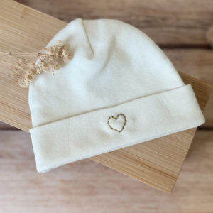 Immortaliser les premiers jours de vie de bébé avec ce joli petit bonnet personnalisé. Il est en 100% jersey de coton biologique écru. Il sera réchauffer bébé. Idéale pour annoncer le prénom de bébé à la naissance ! Le saviez-vous? Toutes les extrémités du corps de bébé sont les plus vulnérables au froid , pieds, mains, oreilles ... Même en plein été il est important de bien couvrir bébé dès la naissance, n'oublions pas qu'il sort d'un bain de 37° C depuis 9 mois !