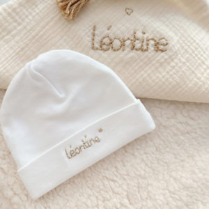 Immortaliser les premiers jours de vie de bébé avec ce joli petit bonnet personnalisé. Il est en 100% jersey de coton biologique écru. Il sera réchauffer bébé. Idéale pour annoncer le prénom de bébé à la naissance ! Le saviez-vous? Toutes les extrémités du corps de bébé sont les plus vulnérables au froid , pieds, mains, oreilles ... Même en plein été il est important de bien couvrir bébé dès la naissance, n'oublions pas qu'il sort d'un bain de 37° C depuis 9 mois !
