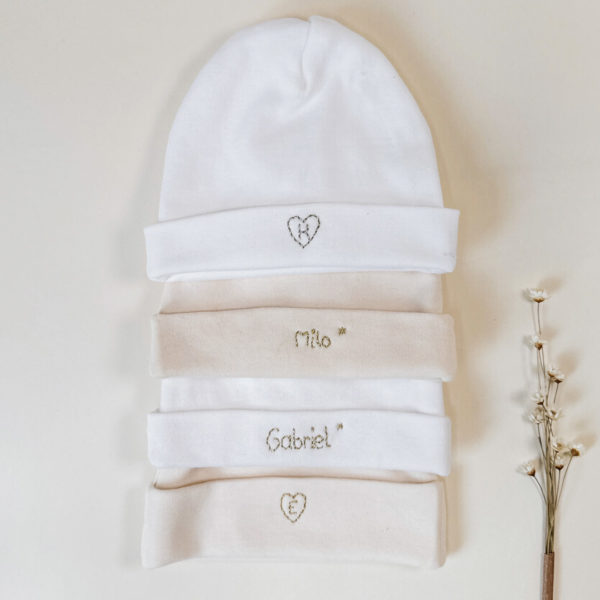 Immortaliser les premiers jours de vie de bébé avec ce joli petit bonnet personnalisé. Il est en 100% jersey de coton biologique écru. Il sera réchauffer bébé. Idéale pour annoncer le prénom de bébé à la naissance ! Le saviez-vous? Toutes les extrémités du corps de bébé sont les plus vulnérables au froid , pieds, mains, oreilles ... Même en plein été il est important de bien couvrir bébé dès la naissance, n'oublions pas qu'il sort d'un bain de 37° C depuis 9 mois !