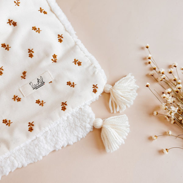 couverture-demie-saison-fleurs-bordées-cognac-personnalisable