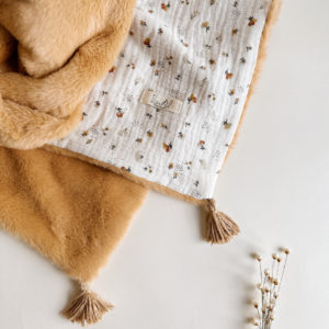 Couverture chaude bébé d’hiver - fausse fourrure sherpa écrue et gaze de coton imprimée fleurs d’automne