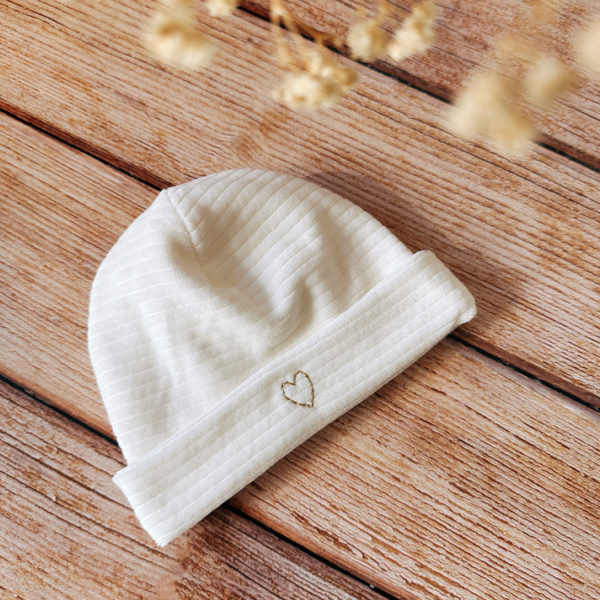 Ce bonnet de naissance est parfait pour garder la tête de votre bébé bien au chaud lors des premiers jours à la maison, que ce soit lors des sorties ou des moments de repos à la maison. Il peut également être utilisé comme accessoire photo pour capturer les précieux souvenirs des premiers jours de votre bébé.