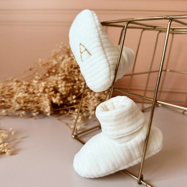 Chaussons de Naissance en Maille Éponge Côtelée Écrue - Personnalisable avec une broderie faite à la main