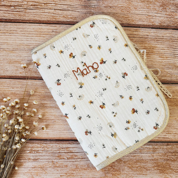 protège carnet de santé universel motif fleuri en gaze de coton personnalisable au prénom de votre enfant - made in France