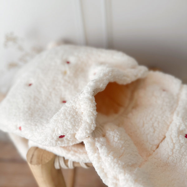 sa à dos personnalisé en moumoute écrue coeur brodé