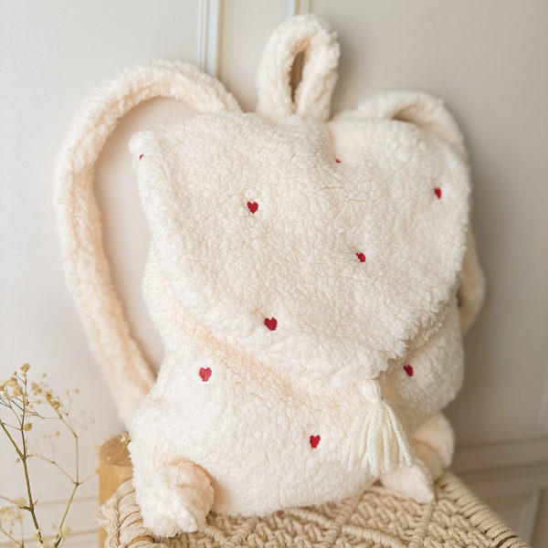 sa à dos personnalisé en moumoute écrue coeur brodé