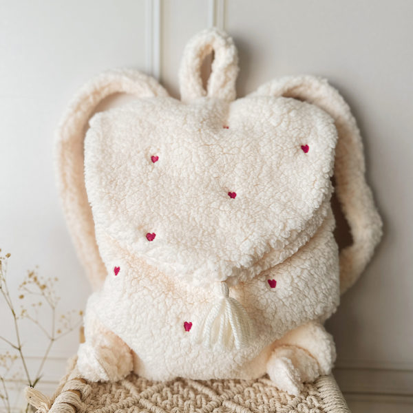 sa à dos personnalisé en moumoute écrue coeur brodé