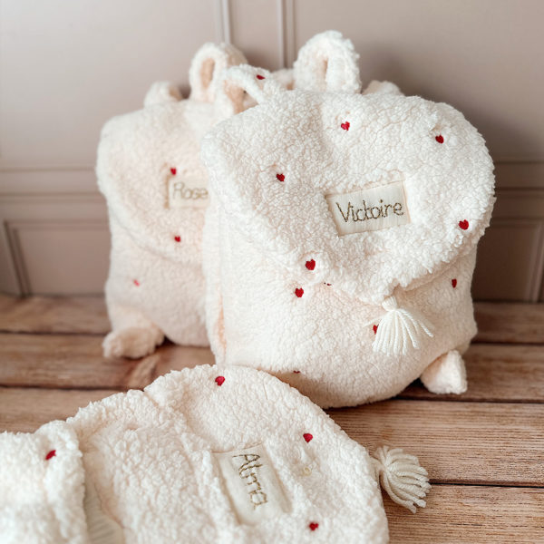 sac à dos personnalisé en moumoute écrue coeur brodé