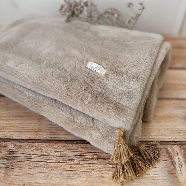 Offrez à votre bébé un cocon de douceur et de chaleur avec cette couverture en double face de fausse fourrure. Conçue pour envelopper délicatement les tout-petits, cette couverture extra chaude est parfaite pour l’hiver, garantissant un confort optimal à chaque moment de repos ou de promenade. Utilisation : Cette couverture est parfaite pour : Les siestes dans le berceau ou la poussette. Les sorties par temps frais en gardant bébé confortablement au chaud. Un cadeau de naissance élégant et utile qui plaira aux parents et ravira bébé. Avantages : Confort absolu : La fausse fourrure douce garantit une sensation de cocooning. Polyvalence : Convient aux garçons comme aux filles grâce à son coloris neutre.
