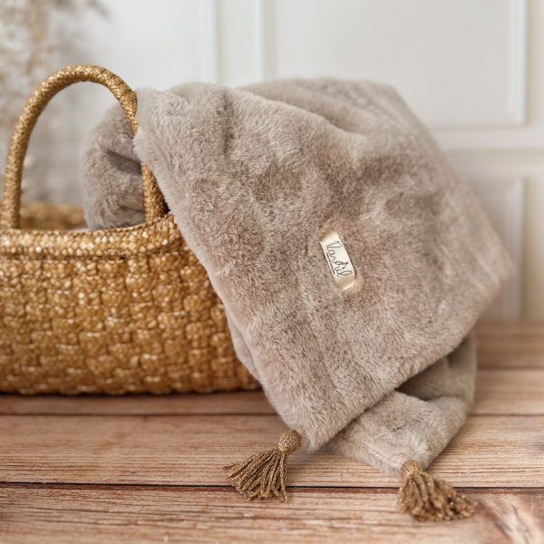 Offrez à votre bébé un cocon de douceur et de chaleur avec cette couverture en double face de fausse fourrure. Conçue pour envelopper délicatement les tout-petits, cette couverture extra chaude est parfaite pour l’hiver, garantissant un confort optimal à chaque moment de repos ou de promenade. Utilisation : Cette couverture est parfaite pour : Les siestes dans le berceau ou la poussette. Les sorties par temps frais en gardant bébé confortablement au chaud. Un cadeau de naissance élégant et utile qui plaira aux parents et ravira bébé. Avantages : Confort absolu : La fausse fourrure douce garantit une sensation de cocooning. Polyvalence : Convient aux garçons comme aux filles grâce à son coloris neutre.