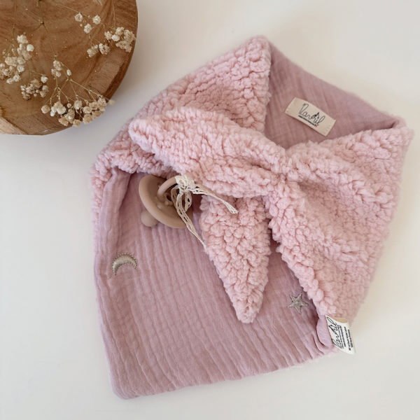 Quoi de mieux qu’un petit triangle tout doux, avec deux petites oreilles à malaxer ? Le doudou lange Charly, écharpe, lange d’allaitement… regorge de fonctions. Mais surtout bébé pourra le serrer contre lui et sentir son extrême douceur. Ce doudou lange deviendra le premier complice de bébé et sa source de réconfort pendant la sieste ou les moments câlins. Choisir le doudou lange Charly c'est promettre une véritable expérience tactile qui marquera vite la mémoire de bébé. Le doudou lange Charly comporte une face gaze de coton brodées avec de jolies lunes et étoiles. Elle est doublée de notre fameuse fausse fourrure ultra douce esprit mouton. Une association idéale pour un doudou ultra-câlin. 
