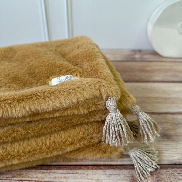 Couverture d'hiver ultra chaude en double fourrure 100% fait main La petite histoire de notre couverture spéciale "bébé d’hiver" Offrez à votre bébé un cocon de douceur et de chaleur avec cette couverture en double face de fausse fourrure. Conçue pour envelopper délicatement les tout-petits, cette couverture extra chaude est parfaite pour l’hiver, garantissant un confort optimal à chaque moment de repos ou de promenade. Utilisation : Cette couverture est parfaite pour : Les siestes dans le berceau ou la poussette. Les sorties par temps frais en gardant bébé confortablement au chaud. Un cadeau de naissance élégant et utile qui plaira aux parents et ravira bébé.