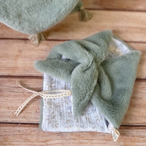 Quoi de mieux qu'un petit triangle tout doux,  avec deux petites oreilles à malaxer. Ce doudou lange fourrure a été créé grâce à vos retours. Bébé adore sa couverture mais c'est parfois difficile à transporter ? Bébé pourra le serrer fort contre lui et sentir son extrême douceur qui reprend les mêmes tissus que nos couvertures . Ce doudou est réalisé en gaze de coton biologique et en fausse fourrure extra douce. Une association idéale pour un doudou ultra câlin! Compléter votre achat avec notre couverture matchy matchy de la même collection.