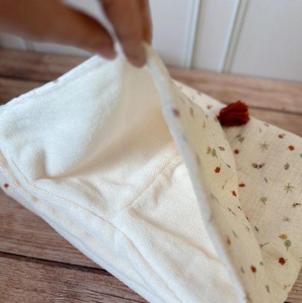 La petite histoire de nos capes de bain XXL Faites de chaque moment de bain un moment de douceur et de confort pour votre tout-petit avec notre cape de bain XXL. Grâce à son maxi format, elle convient pour les enfants de 0 à 5 ans. Fabriquée en France avec une micro-éponge de bambou écrue de qualité supérieure, cette cape offre une absorption optimale et une sensation de luxe à chaque utilisation. Cette cape de bain généreuse est conçue pour envelopper confortablement votre bébé, offrant une couverture totale. Ainsi votre enfant est bien enveloppé à la sortie du bain tout en favorisant sa chaleur corporelle après le bain. La capuche intégrée permet de garder la tête de votre bébé au chaud et offre un séchage rapide des cheveux. Agrémentée d'un doux imprimé au motif automnale, cette cape de bain apporte une touche de douceur et de gaieté à l'heure du bain.