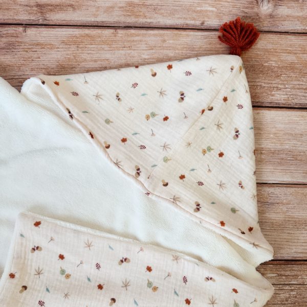 La petite histoire de nos capes de bain XXL Faites de chaque moment de bain un moment de douceur et de confort pour votre tout-petit avec notre cape de bain XXL. Grâce à son maxi format, elle convient pour les enfants de 0 à 5 ans. Fabriquée en France avec une micro-éponge de bambou écrue de qualité supérieure, cette cape offre une absorption optimale et une sensation de luxe à chaque utilisation. Cette cape de bain généreuse est conçue pour envelopper confortablement votre bébé, offrant une couverture totale. Ainsi votre enfant est bien enveloppé à la sortie du bain tout en favorisant sa chaleur corporelle après le bain. La capuche intégrée permet de garder la tête de votre bébé au chaud et offre un séchage rapide des cheveux. Agrémentée d'un doux imprimé au motif automnale, cette cape de bain apporte une touche de douceur et de gaieté à l'heure du bain.