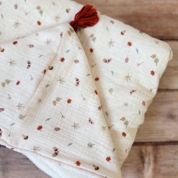 La petite histoire de nos capes de bain XXL Faites de chaque moment de bain un moment de douceur et de confort pour votre tout-petit avec notre cape de bain XXL. Grâce à son maxi format, elle convient pour les enfants de 0 à 5 ans. Fabriquée en France avec une micro-éponge de bambou écrue de qualité supérieure, cette cape offre une absorption optimale et une sensation de luxe à chaque utilisation. Cette cape de bain généreuse est conçue pour envelopper confortablement votre bébé, offrant une couverture totale. Ainsi votre enfant est bien enveloppé à la sortie du bain tout en favorisant sa chaleur corporelle après le bain. La capuche intégrée permet de garder la tête de votre bébé au chaud et offre un séchage rapide des cheveux. Agrémentée d'un doux imprimé au motif automnale, cette cape de bain apporte une touche de douceur et de gaieté à l'heure du bain.