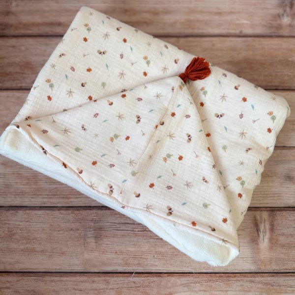 La petite histoire de nos capes de bain XXL Faites de chaque moment de bain un moment de douceur et de confort pour votre tout-petit avec notre cape de bain XXL. Grâce à son maxi format, elle convient pour les enfants de 0 à 5 ans. Fabriquée en France avec une micro-éponge de bambou écrue de qualité supérieure, cette cape offre une absorption optimale et une sensation de luxe à chaque utilisation. Cette cape de bain généreuse est conçue pour envelopper confortablement votre bébé, offrant une couverture totale. Ainsi votre enfant est bien enveloppé à la sortie du bain tout en favorisant sa chaleur corporelle après le bain. La capuche intégrée permet de garder la tête de votre bébé au chaud et offre un séchage rapide des cheveux. Agrémentée d'un doux imprimé au motif automnale, cette cape de bain apporte une touche de douceur et de gaieté à l'heure du bain.