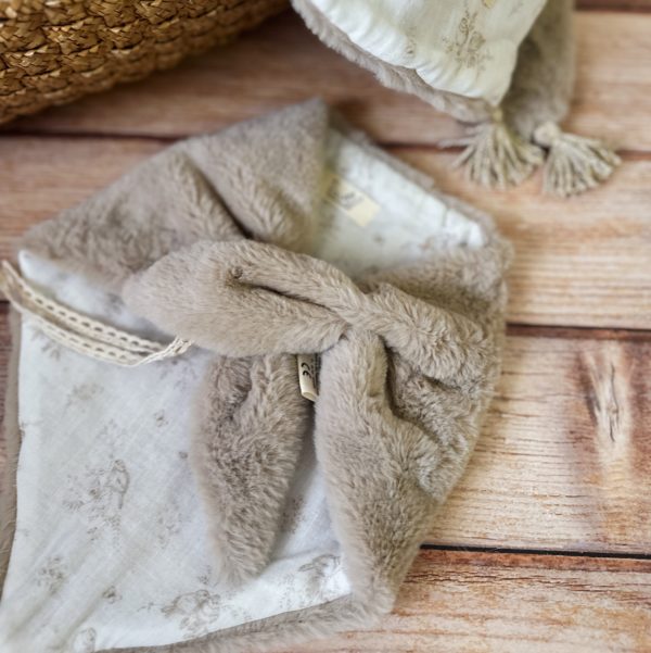 Quoi de mieux qu'un petit triangle tout doux,  avec deux petites oreilles à malaxer. Ce doudou lange fourrure a été créé grâce à vos retours. Bébé adore sa couverture mais c'est parfois difficile à transporter ? Bébé pourra le serrer fort contre lui et sentir son extrême douceur qui reprend les mêmes tissus que nos couvertures . Ce doudou est réalisé en gaze de coton biologique et en fausse fourrure extra douce. Une association idéale pour un doudou ultra câlin! Compléter votre achat avec notre couverture matchy matchy de la même collection.