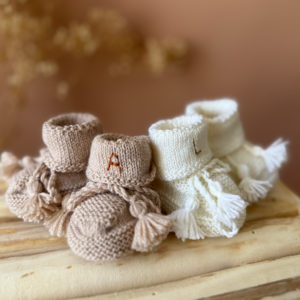 Les premiers jours de bébé sont précieux, et chaque détail compte pour assurer son confort et sa chaleur. Les chaussons en maille tricto réchaufferont les petits pieds de votre tout-petit pour ces premiers jours. Tricoté avec soin cette laine apporte de la chaleur, une légèreté, un fil chaud , doux et léger. Ils sont fabriqués dans l’un de nos ateliers partenaires français. Un cadeau parfaitement adapté pour accueillir votre petit trésor dans le monde avec tendresse et douceur. Grâce à sa texture et à sa conception, nos chaussons de naissance maintiennent la chaleur corporelle de votre bébé au niveau de ces petits pieds.  Offrez à votre bébé le confort et la chaleur dont il a besoin  en complétant son trousseau de naissance avec un petit bonnet. Un cadeau parfaitement adapté pour accueillir votre petit trésor dans le monde avec tendresse et douceur. Vous pouvez également compléter ce petit look de naissance avec l’une de nos brassières douce et chaude en maille.