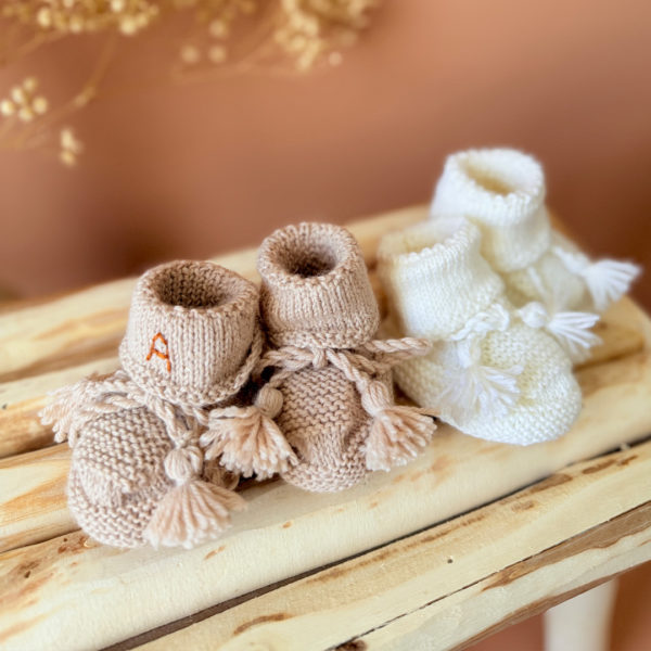 Les premiers jours de bébé sont précieux, et chaque détail compte pour assurer son confort et sa chaleur. Les chaussons en maille tricto réchaufferont les petits pieds de votre tout-petit pour ces premiers jours. Tricoté avec soin cette laine apporte de la chaleur, une légèreté, un fil chaud , doux et léger. Ils sont fabriqués dans l’un de nos ateliers partenaires français. Un cadeau parfaitement adapté pour accueillir votre petit trésor dans le monde avec tendresse et douceur. Grâce à sa texture et à sa conception, nos chaussons de naissance maintiennent la chaleur corporelle de votre bébé au niveau de ces petits pieds.  Offrez à votre bébé le confort et la chaleur dont il a besoin  en complétant son trousseau de naissance avec un petit bonnet. Un cadeau parfaitement adapté pour accueillir votre petit trésor dans le monde avec tendresse et douceur. Vous pouvez également compléter ce petit look de naissance avec l’une de nos brassières douce et chaude en maille.