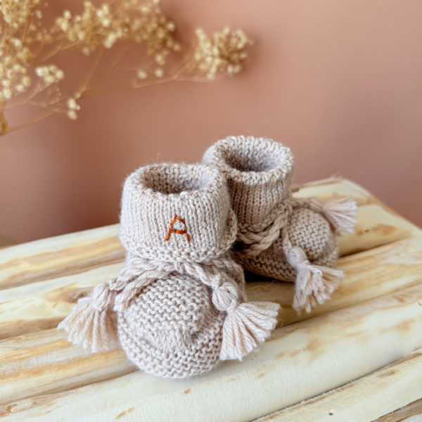 Les premiers jours de bébé sont précieux, et chaque détail compte pour assurer son confort et sa chaleur. Les chaussons en maille tricto réchaufferont les petits pieds de votre tout-petit pour ces premiers jours. Tricoté avec soin cette laine apporte de la chaleur, une légèreté, un fil chaud , doux et léger. Ils sont fabriqués dans l’un de nos ateliers partenaires français. Un cadeau parfaitement adapté pour accueillir votre petit trésor dans le monde avec tendresse et douceur. Grâce à sa texture et à sa conception, nos chaussons de naissance maintiennent la chaleur corporelle de votre bébé au niveau de ces petits pieds.  Offrez à votre bébé le confort et la chaleur dont il a besoin  en complétant son trousseau de naissance avec un petit bonnet. Un cadeau parfaitement adapté pour accueillir votre petit trésor dans le monde avec tendresse et douceur. Vous pouvez également compléter ce petit look de naissance avec l’une de nos brassières douce et chaude en maille.