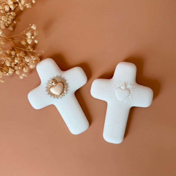 Offrez un symbole de foi, d'élégance et de raffinement avec cette magnifique croix en albâtre blanche. Chaque pièce est finement sculptée pour offrir une finition lisse et délicate, alliant pureté et sérénité. Ornée d’un petit symbole ex voto en blanc ou en doré, elle apporte une touche de spiritualité tout en étant une œuvre d’art intemporelle. Idéale pour un baptême, une communion ou en décoration sur un mur, cette croix est bien plus qu’un simple objet religieux : elle est une véritable déclaration de foi et de beauté.