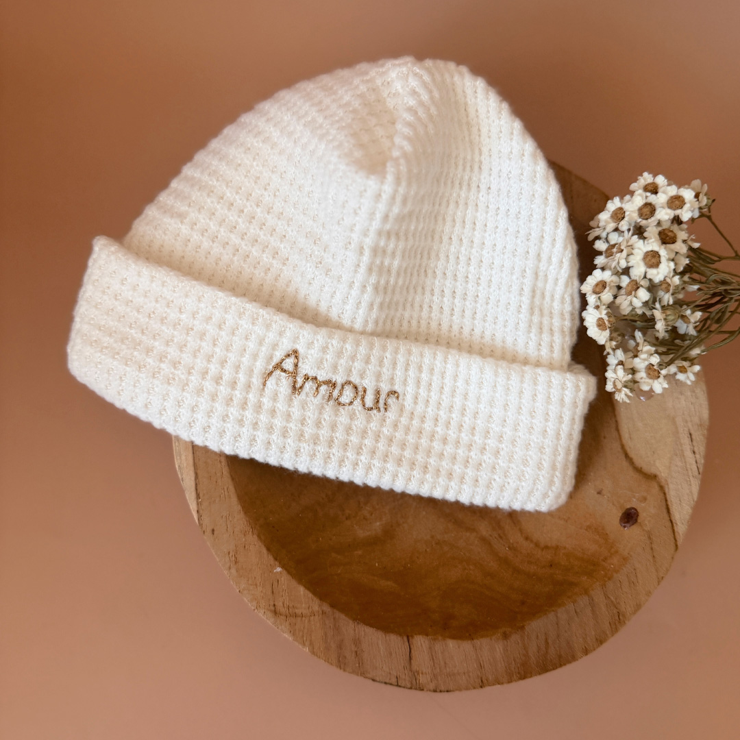 Bonnet de Naissance en Maille Nid d&rsquo;abeille gratté écrue – Prénom