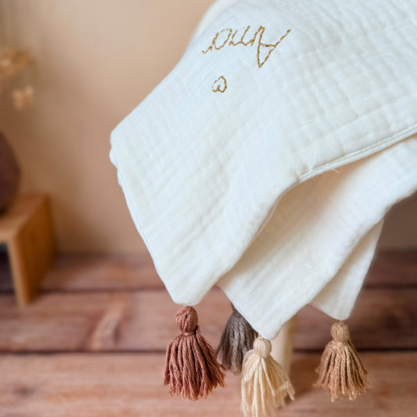 Et si on offrait à bébé sa toute première couverture, pour qu’il puisse la garder indéfiniment ? Un très joli (et utile !) cadeau de naissance, à offrir ou à s’offrir, mais aussi un souvenir unique à conserver et à chérir très longtemps. Cette couverture d’été est confectionnée avec deux faces en triple gaze de coton, soit 6 couches de gaze de coton hypoallergénique. Elle est idéale et recommandée pour les naissances de juin à début septembre. 