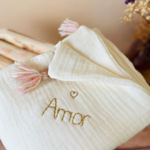 Et si on offrait à bébé sa toute première couverture, pour qu’il puisse la garder indéfiniment ? Un très joli (et utile !) cadeau de naissance, à offrir ou à s’offrir, mais aussi un souvenir unique à conserver et à chérir très longtemps. Cette couverture d’été est confectionnée avec deux faces en triple gaze de coton, soit 6 couches de gaze de coton hypoallergénique. Elle est idéale et recommandée pour les naissances de juin à début septembre. 